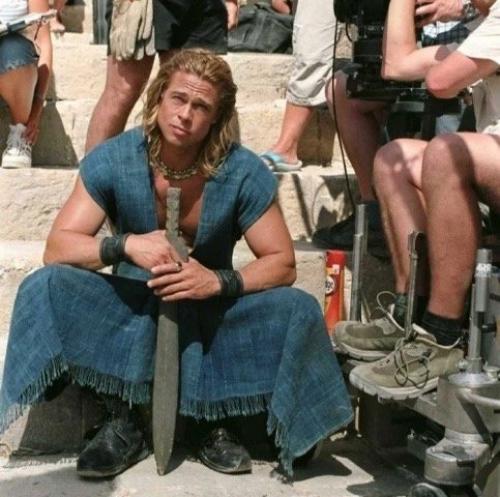 Брэд питт перед съемками в роли Ахиллеса полгода потратил на подготовку, чтобы привести себя в форму и обучиться навыкам владения мечом. 
