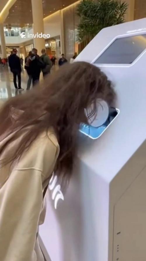 Представьте: утро, вы опаздываете, сонно плететесь к чудо - аппарату, вставляете голову - и через минуту вынимаете её с идеальной причёской!  