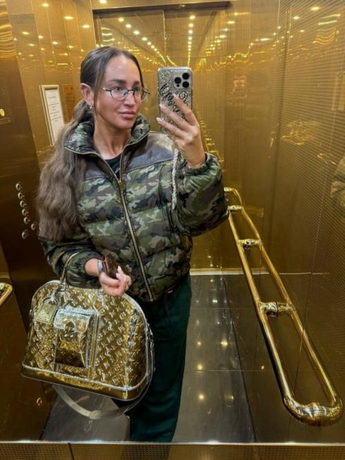 В последнее время Ольга Бузова оказалась в центре скандала, который, к сожалению, снова связан с действиями мошенников.

