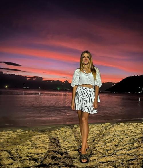 Пётр Ян со своей семьей проводит сейчас отпуск в Таиланде, на острове пхукет. 01