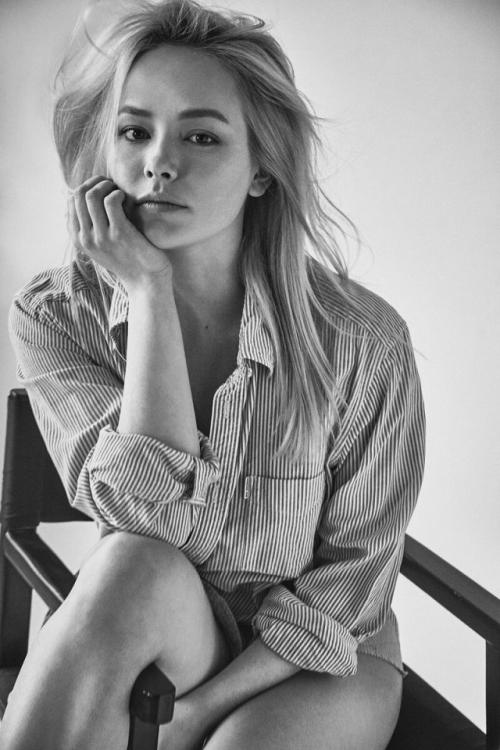 Она давно вышла за рамки образа Леры и стала одной из самых узнаваемых и стильных актрис российского кино и телевидения. 02