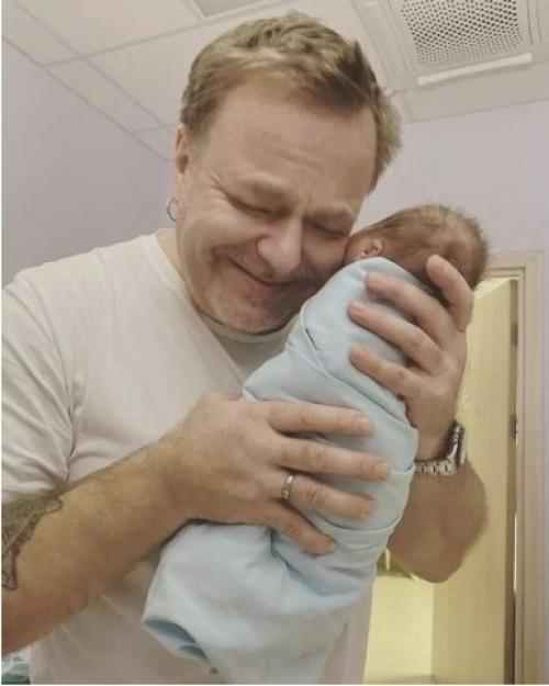 Российские звездные отцы, которые присутствовали на рождении своих детей в первые секунды жизни: 01