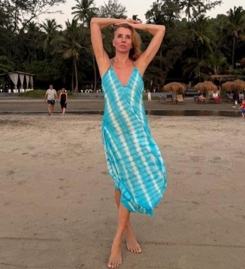 57-Летняя Светлана Бондарчук в откровенном бикини отдыхает на гоа с семьей.

