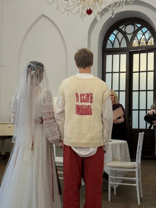 Опубликованы кадры со свадьбы 18-летнего актера Тимофея кочнева и 20-летней актрисы Таисьи Калининой. 01