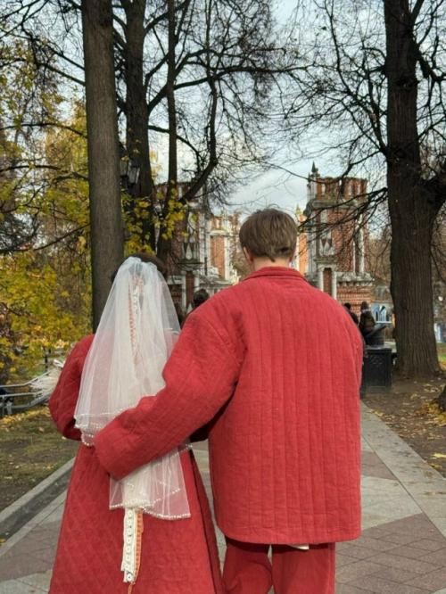 Опубликованы кадры со свадьбы 18-летнего актера Тимофея кочнева и 20-летней актрисы Таисьи Калининой. 03