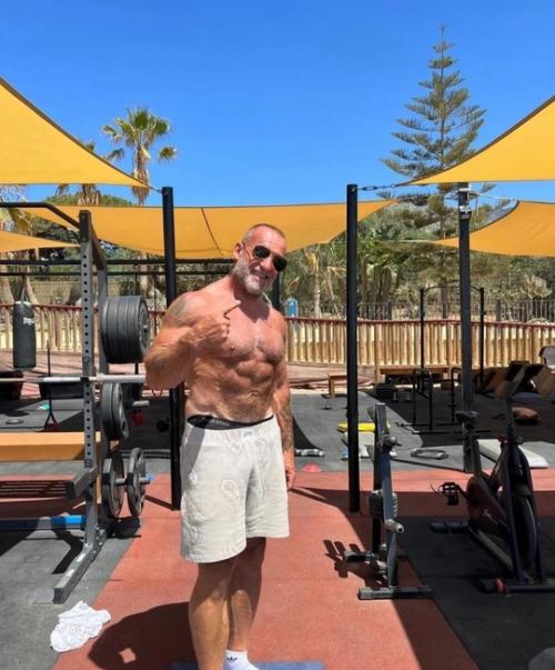 Старина Дориан йейтс выбрался с дочкой потренить в Marbella Beach GYM и тут же попал во все качковские паблики планеты! 01