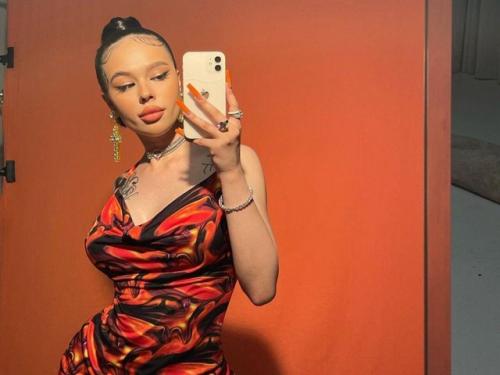 В интервью Ксении Собчак Даша призналась, что собирается отказаться от псевдонима и провести ребрендинг. 01