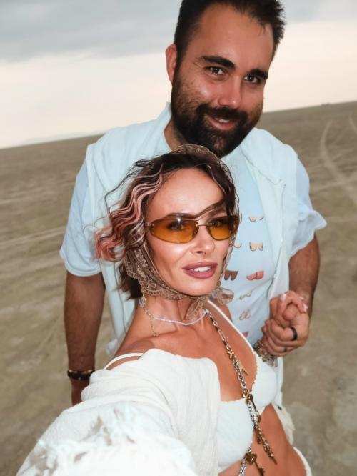 Многодетная мама Саша Зверева показывает свою растянутую кожу и крепкие мышцы.

