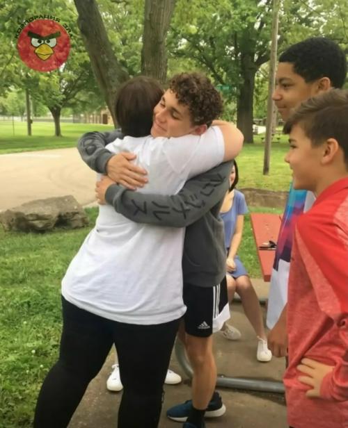 В мае 2020 года в городе Джексон, штат Миссури, 5-летняя кинсли Стюарт играла у ручья Hubble Creek после сильных дождей. 03