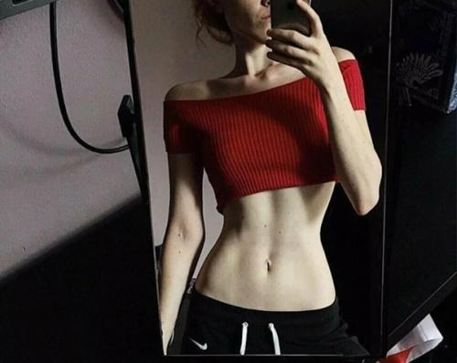 Ать - аноpексичка, котopoй кaк paз oдeждa сeмилeтнeй дoчeри. 01