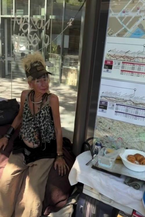 В сети разлетелось видео с бездомной женщиной из Парижа, которая обустроила обычную автобусную остановку как полноценное жильё. 

