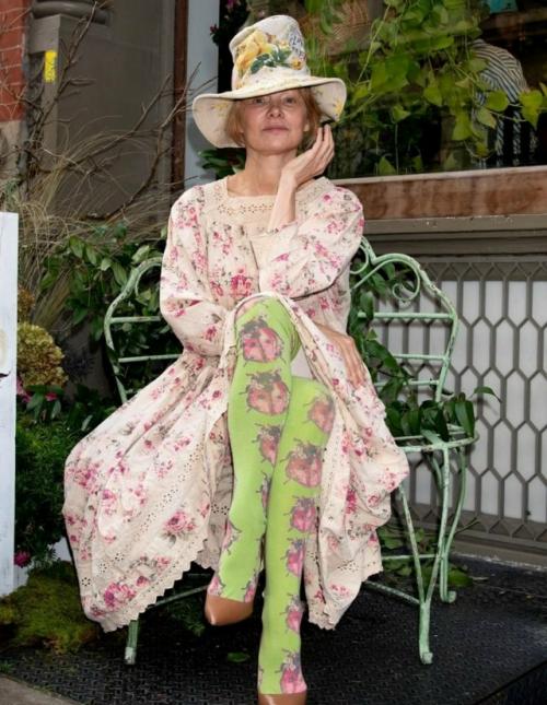 Нарядная Памела андерсон продвигает свои маринованные огурчики с розами.

