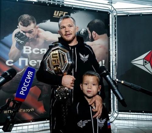 Пётр Ян вернулся в Россию после победного боя с кори сэндхагеном. 04