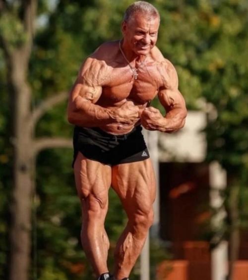 Недавно Александру яшанькину исполнилось 72 года. 02