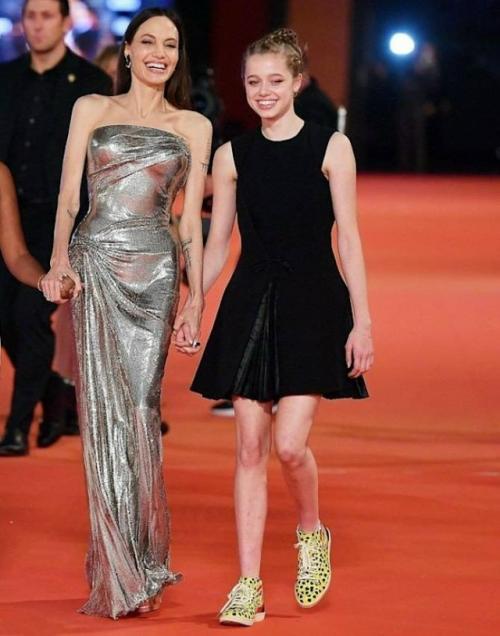 Семейный конфликт: Шайло, младшая дочь Анджелины Джоли и Брэда питта, отказалась от фамилии отца в свой день рождения. 01