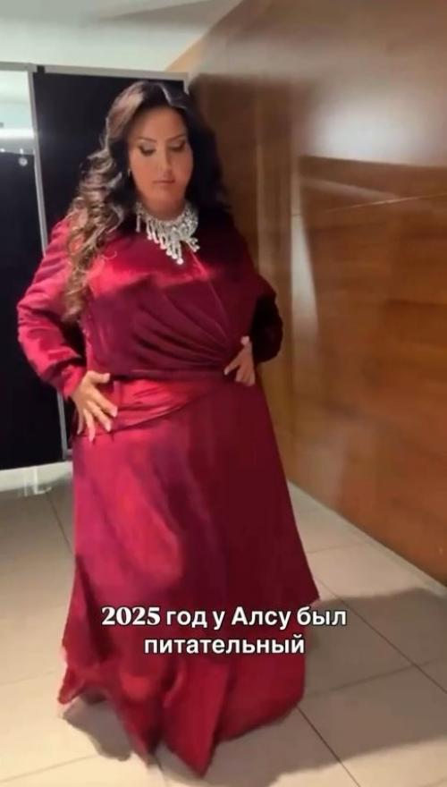 Чтобы не набрать вес после новогодних каникул, Алсу решила сбросить лишние килограммы заранее.

