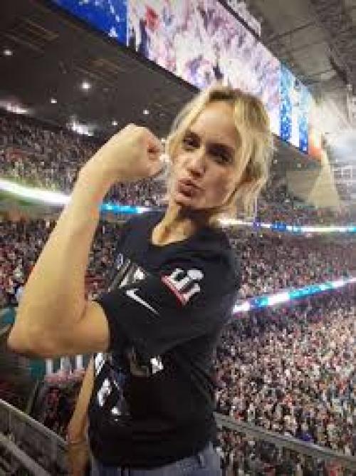 Амбер много времени спорту уделяет. 03