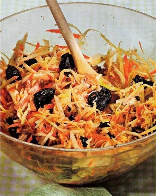 Капустный салат с черносливом и грецкими орехами.
