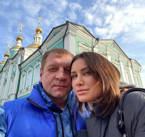 Александр емельяненко опубликовал фотографии с любимой. 04