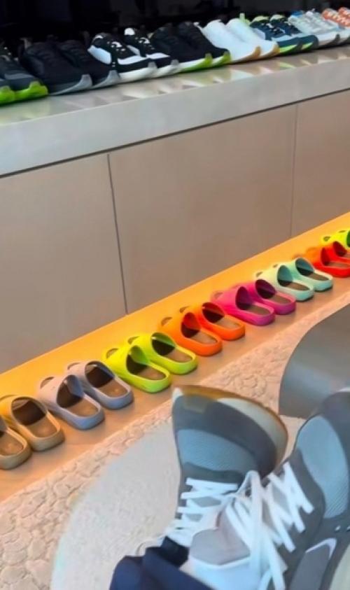 Атлет и актёр Марк уолберг свой обувной гардероб показал. 01