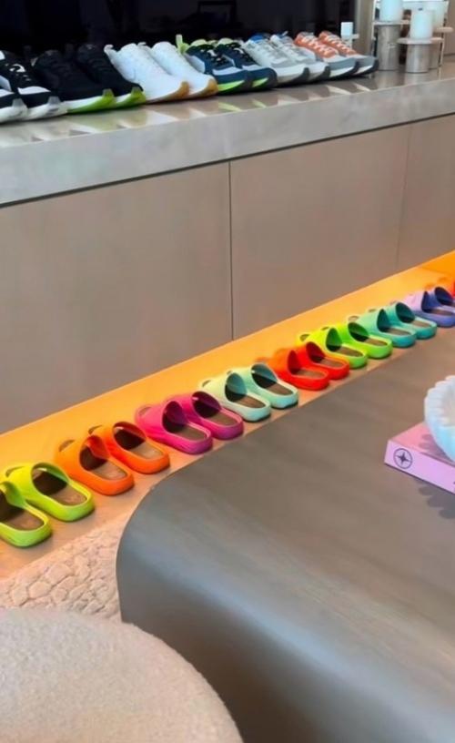 Атлет и актёр Марк уолберг свой обувной гардероб показал. 02