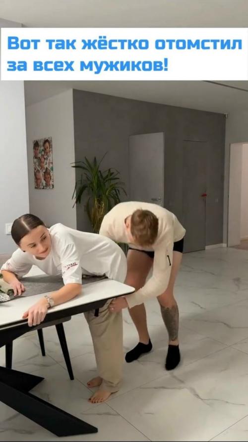 Всё по классике, вроде он подходит сзади, аккуратненько стягивает с меня штаны.  