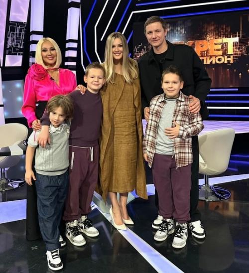 Мария Кожевникова призналась, что во время последней беременности поправилась на 30 кг, но все равно хочет пятерых детей. 01