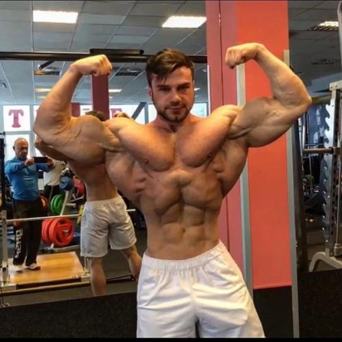 Российский бодибилдер 30-летний Дмитрий Воротынцев. 01
