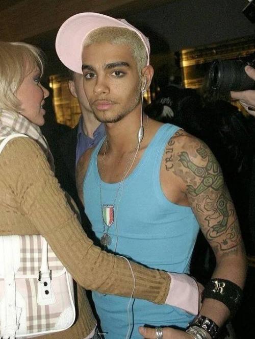 Гламур ушёл, не прощаясь - только стразы осыпались по дороге. 06