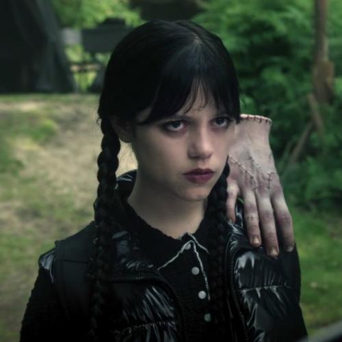 Тим Бёртон продолжает собирать своих любимчиков в Уэнсдей. 01