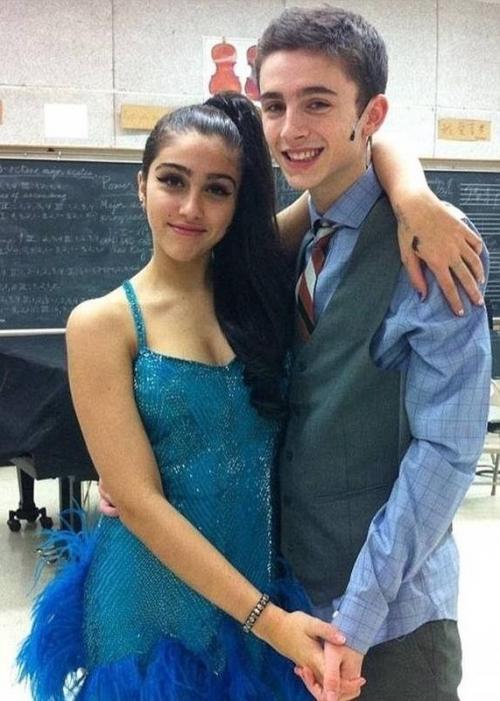 В 2013 году Тимоти шаламе встречался с Лурдес Леон, дочерью мадонны. 01