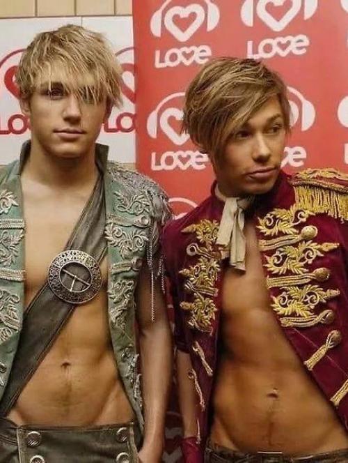 Гламур ушёл, не прощаясь - только стразы осыпались по дороге. 02