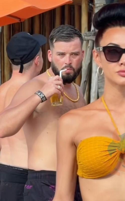 Горячая кудесница решила пройтись по пляжу мимо пузатиков и их дам сердца.
