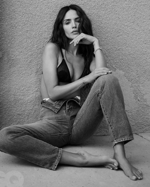 Эйса Гонсалес - невероятно талантливая и харизматичная актриса, которая, безусловно, заслуживает более значимых и интересных ролей. 01