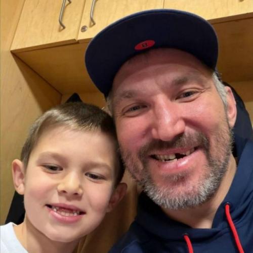 В поединке между Вашингтон Кэпиталз и Чикаго блэкхокс получил травму Александр Овечкин. 01