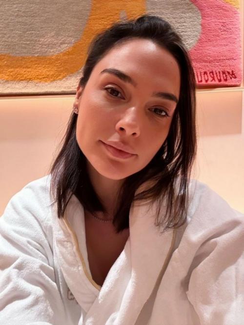 Галь гадот поделилась архивными фото времён своей беременности и рассказала о том, как этот период был трудным. 01