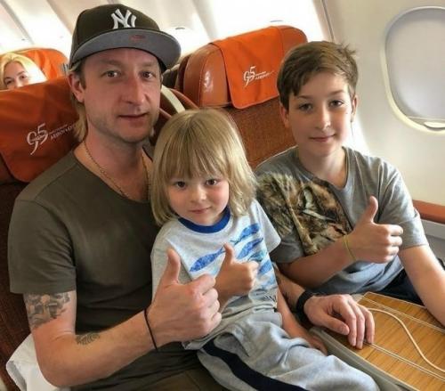 Не Общается со Старшим Сыном - в сети осудили Евгения Плющенко, который вычеркнул из своей жизни старшего сына Егора. 02