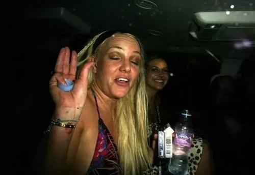 Пьяная Бритни Спирс села за руль и чуть не устроила смертельное ДТП. 
