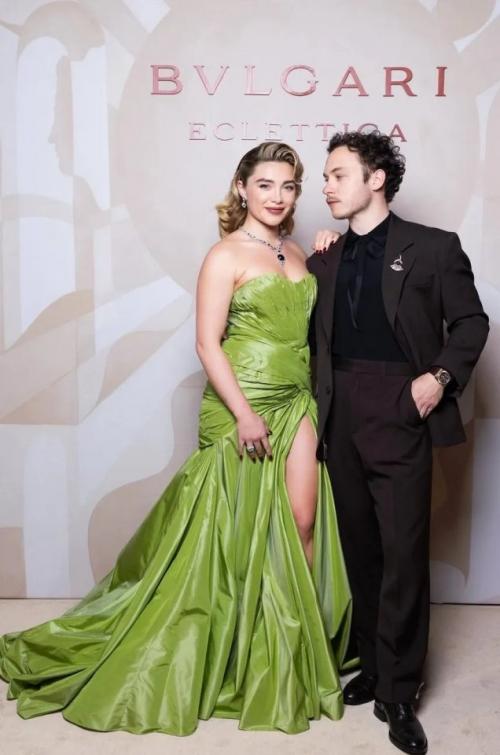 30-Летняя Флоренс пью официально подтвердила свои отношения с актёром финном Коулом, появившись вместе с ним на мероприятии.  