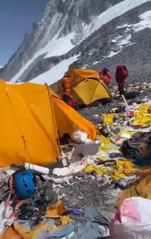 На Эвересте обнаружили 12 тысяч кг говна.
