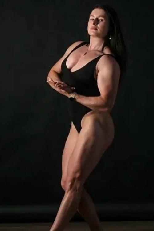 В Сети активно обсуждают новые фотографии дочери марии шукшиной. 01