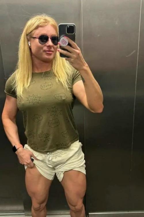 В Сети активно обсуждают новые фотографии дочери марии шукшиной. 02