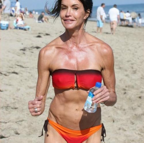 71-Летняя дженис дикинсон удивила публику внешностью без прикрас.

