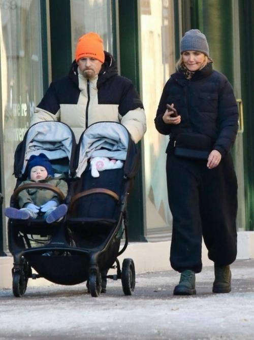 53-Летняя Кэмерон диаз с мужем Бенджи мэдденом выбрались на прогулку по Нью-йорку с младшеньким - годовалым кардиналом. 01