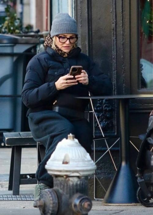 53-Летняя Кэмерон диаз с мужем Бенджи мэдденом выбрались на прогулку по Нью-йорку с младшеньким - годовалым кардиналом.

