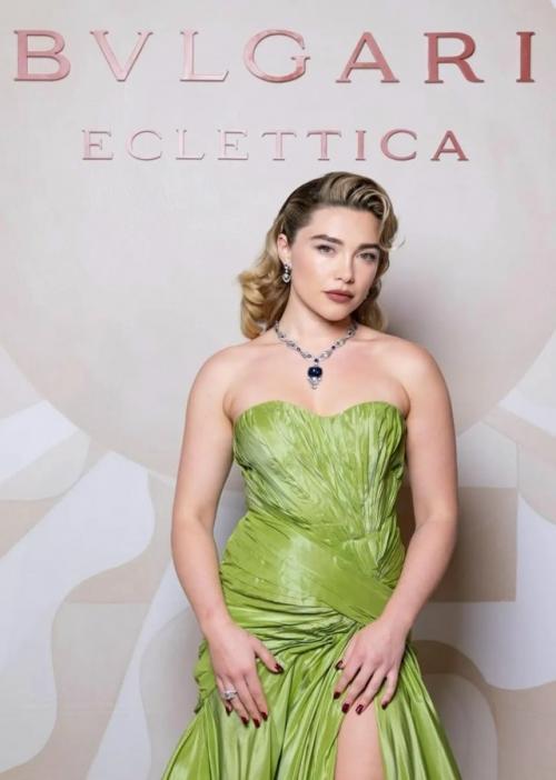 30-Летняя Флоренс пью официально подтвердила свои отношения с актёром финном Коулом, появившись вместе с ним на мероприятии. 02