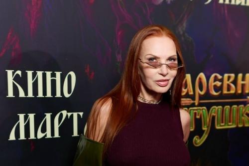 Актриса Эвелина бледанс высказалась в поддержку введения шестидневной рабочей недели, подчеркнув, что высокий доход требует серьёзной отдачи. 02