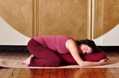 В том случае, если вы чувствуете боль в спине, то эти асаны точно помогут! 04