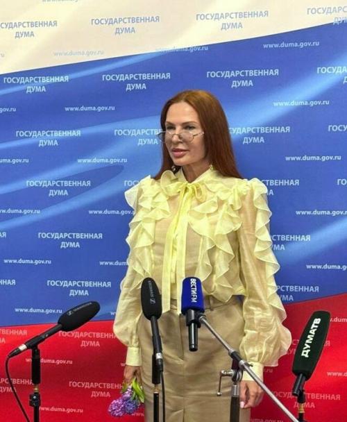 Актриса Эвелина бледанс высказалась в поддержку введения шестидневной рабочей недели, подчеркнув, что высокий доход требует серьёзной отдачи.

