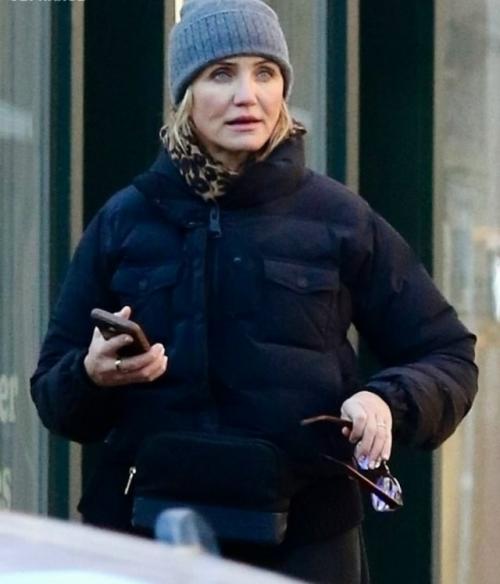 53-Летняя Кэмерон диаз с мужем Бенджи мэдденом выбрались на прогулку по Нью-йорку с младшеньким - годовалым кардиналом. 02